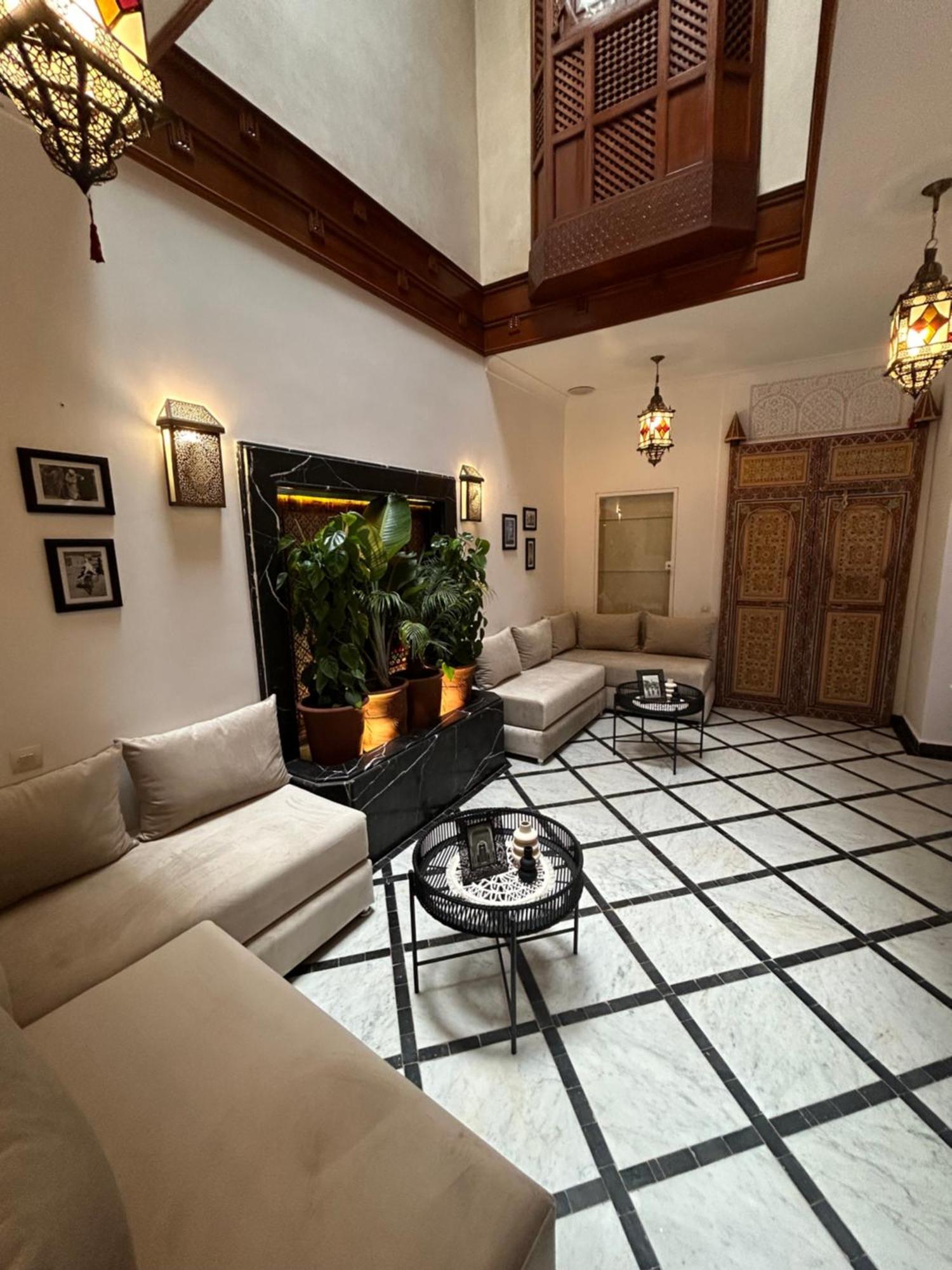 Riad Amazing Amazigh Avec Jacuzzi Petit Dejeuner Compris Avec Aussi Chambres Familiales Pres De La Place Jemaa El Fna Marrakesh Exteriör bild