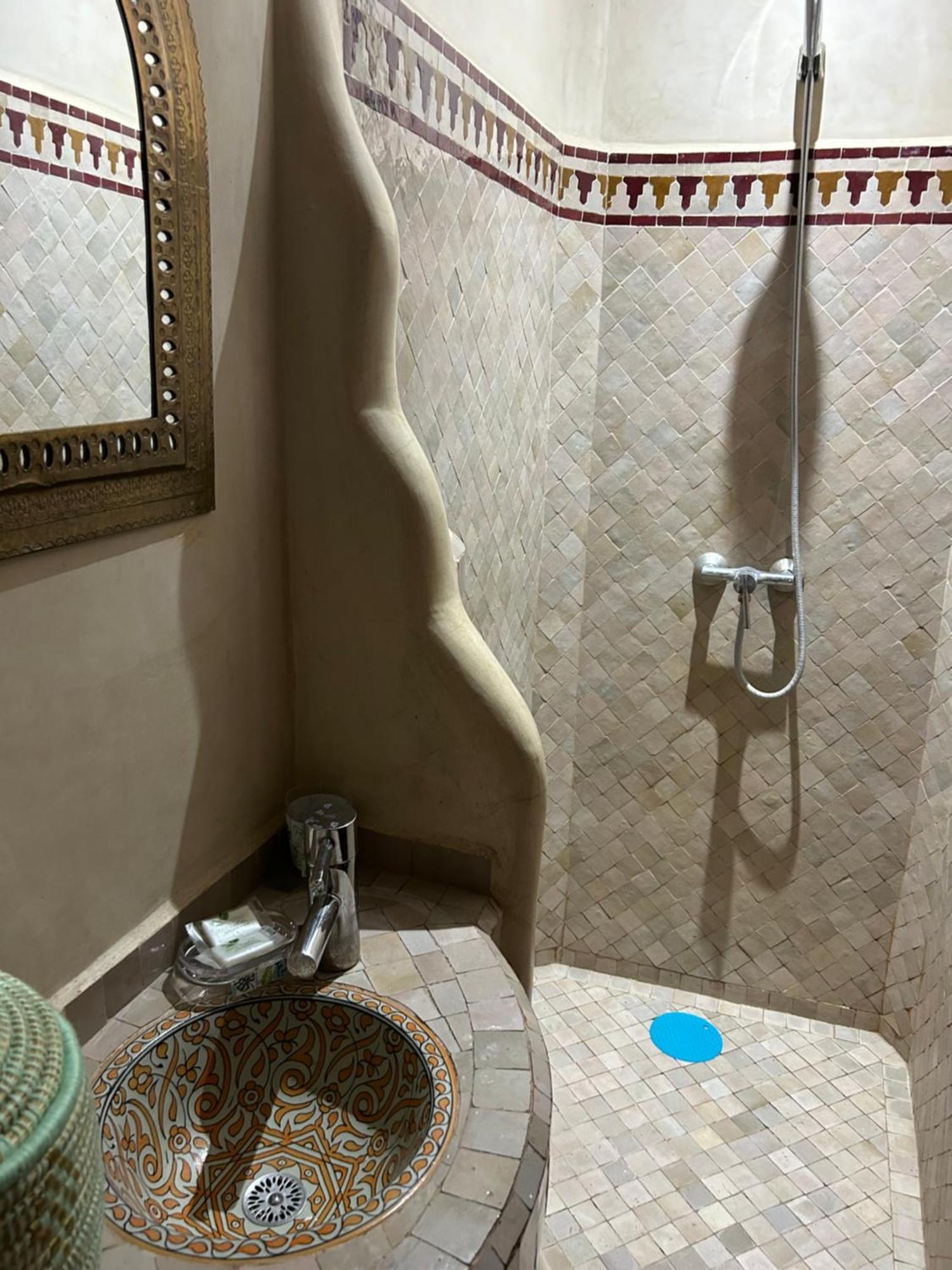Riad Amazing Amazigh Avec Jacuzzi Petit Dejeuner Compris Avec Aussi Chambres Familiales Pres De La Place Jemaa El Fna Marrakesh Exteriör bild